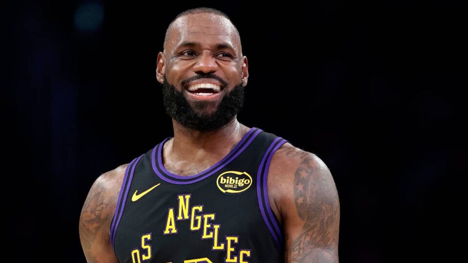 LeBron James Debuts, Makes History in Lakers Win Over Jazz