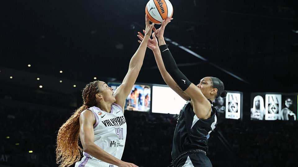 Kiah Stokes block shot on A'ja Wilson